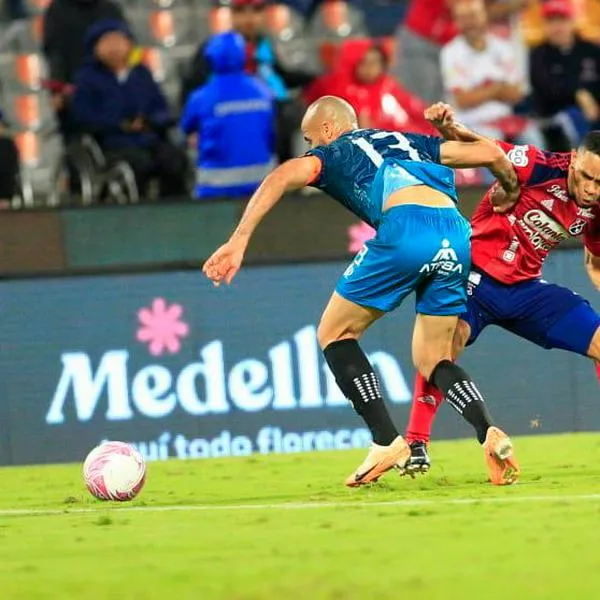 ¿Por qué el Deportivo Pereira usó dos uniformes distintos ante el Medellín?