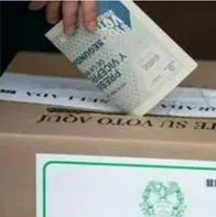 Persona metiendo su tarjetón en la urna en las elecciones Colombia 2023, a las cuales el Gobierno pagaría a quienes denuncien compras de votos