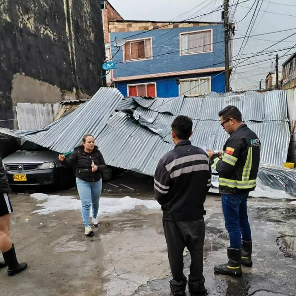 Fuerte granizada en Bogotá: Techo de parqueadero colapsó y buses se estancaron en el agua