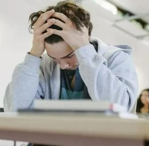 Estudiante aburrido y estresado. En relación con estafa.