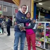 El exgeneral Jorge Luis Vargas, candidato a la Alcaldía de Bogotá, junto a mujer que le cogió la cola.