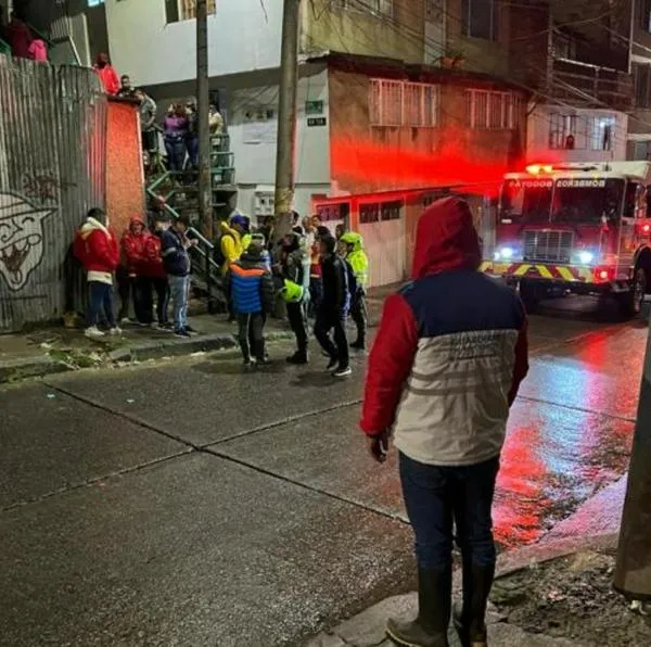 Delincuentes hirieron a hombre en Bogotá por robarle su camioneta. Le dispararon 3 veces cuando salía de su casa a fumarse un cigarrillo. 