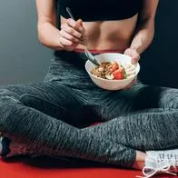 Los alimentos que las personas deben comer antes y después de hacer ejercicio puede ayudar a bajar de peso, Las frutas y las proteínas son las recomendadas.