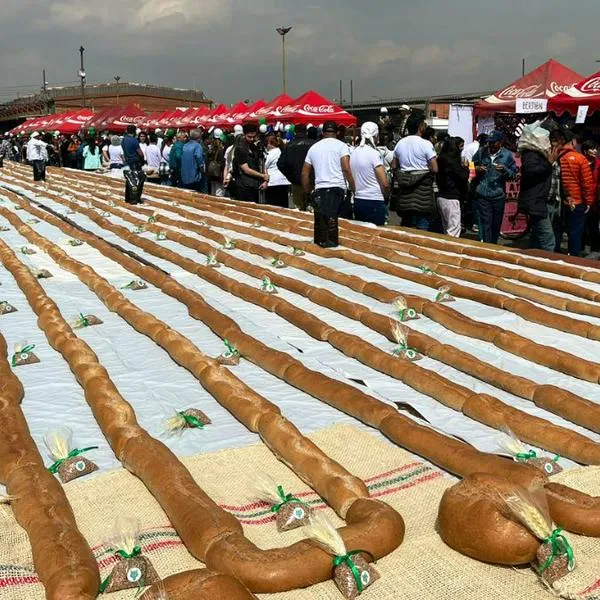 Colombia es noticia mundial por romper récord Guinness del pan más grande del mundo, que midió más de 300 metros y necesitó centenares de panaderos.
