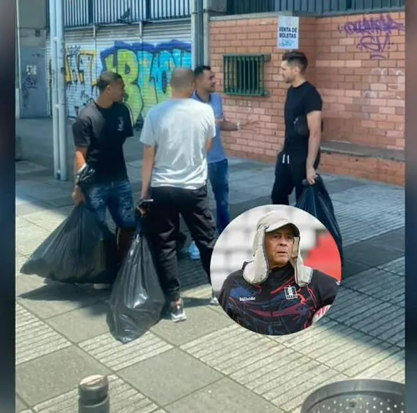 Polémica imagen de jugadores de Once Caldas que fueron despedidos y salieron del club con bolsas de basura en sus manos. 