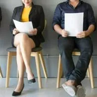 Personas con hoja de vida. En relación con feria de empleo.