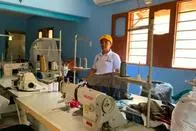 Una de las modistas del taller de confecciones del ETCR Amaury Rodríguez.