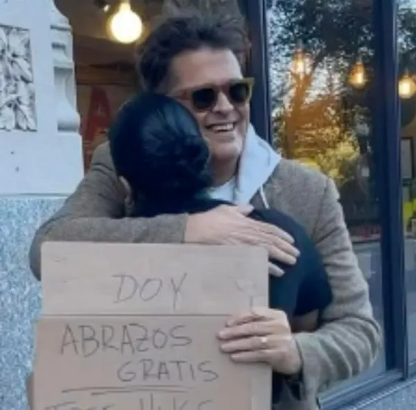 Carlos Vives regaló abrazos en las calles Boston, EE. UU. y así le fue