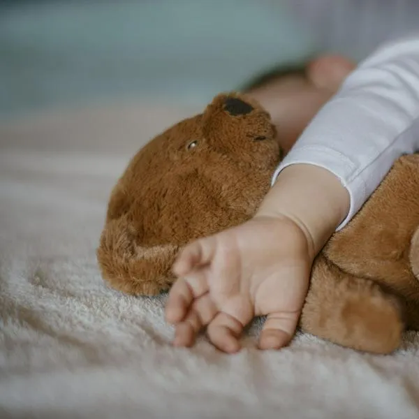 Médica explica cómo lograr que los bebés se duerman de forma independiente
