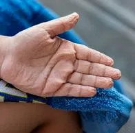 Los dedos se arrugan después de estar mucho tiempo en contacto con el agua porque en las yemas de los dedos están los glóbulos rojos.