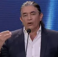 Gustavo Bolívar dijo en debate que tiene dos contratos con canales RCN y Telemundo y el 