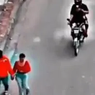 Hombre abandona a su novia en pleno atraco, pero los delincuentes se compadecen de ella