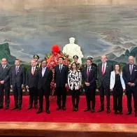 El presidente Gustavo Petro, dejando flores en el mausoleo de Mao Zedong, en China.