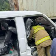 Aparatoso accidente en Manizales dejó dos personas heridas por choque de vehículos.