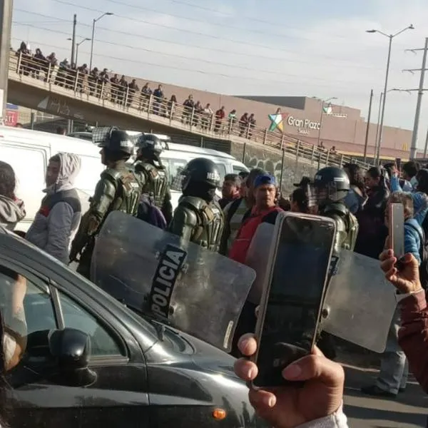 Caos en Soacha por el paro de taxistas: 9 buses de Transmilenio han sido vandalizados y los manifestantes agreden a los que vayan hacia Bogotá. 