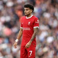 El colombiano Luis Díaz recibió duras críticas de Garth Crooks, exjugador de Manchester United, que lo llamó payaso.