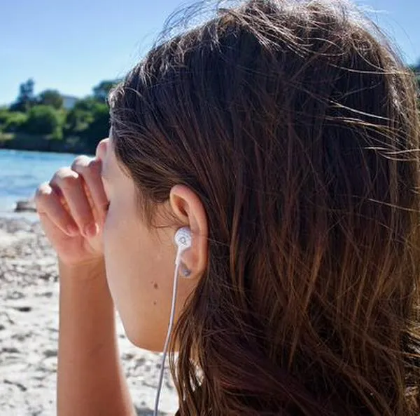 Escuchar música conmovedora como nuestras canciones preferidas pueden aliviar el dolor de una manera efectiva, según un estudio científico hecho en Canadá.