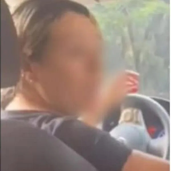 Momento en el que una conductora de Uber insulta y baja de su carro a una pasajera, en Medellín