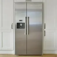 Tener la nevera en la temperatura correcta es bueno para los alimentos.