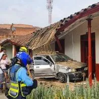 Seis lesionados dejó la colisión de un carro contra una vivienda en San Antonio de Prado.