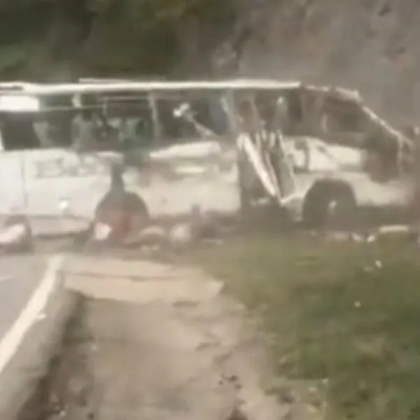 Grave accidente en vía Bogotá-La Vega. Dos muertos dejó volcamiento de bus intermunicipal. El conductor perdió el control del vehículo en una curva. 