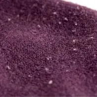 Cómo quitar las motas de la ropa fácil y rápido: dos métodos efectivos utilizando únicamente una cuchilla de afeitar o una esponja para loza.