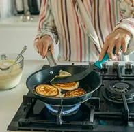Cómo recuperar la capa antiadherente de las sartenes: truco casero utilizando solamente sal para que la comida no se vuelva a pegar.