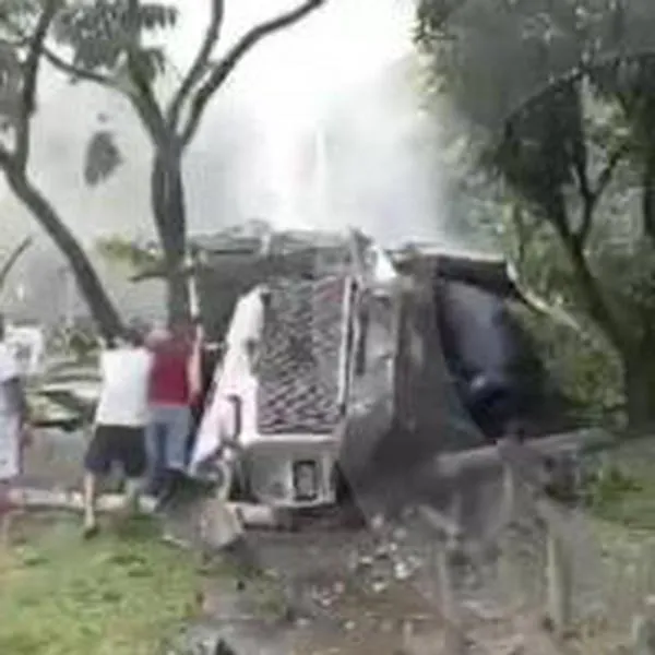 Accidente en Medellín: volqueta se quedó sin frenos y chocó varios carros