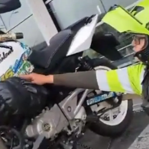 Patrullera de la Policía que inmovilizó moto en Bogotá.