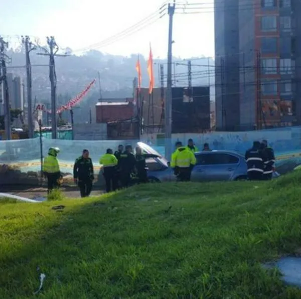 Sicarios en Bogotá asesinaron a hombre que se movilizaba en carro de alta gama. Le dispararon varias veces y lo dejaron muerto dentro de su vehículo. 