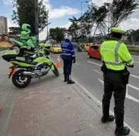 Policía de Tránsito. En relación con multas por uso de stickers.