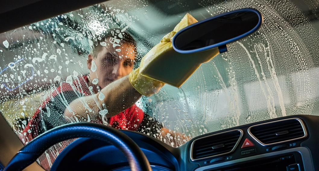 Cómo limpiar el vidrio panorámico del carro para que quede libre de grasa y  mugre