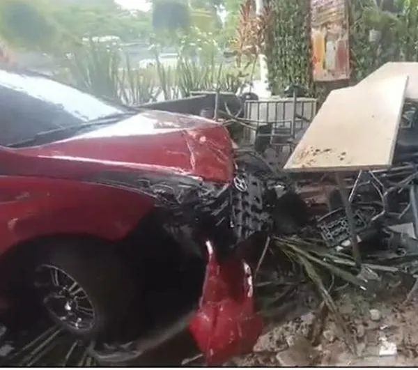 Mujer perdió el control y se estrelló en panadería; arrolló a hombre desayunando