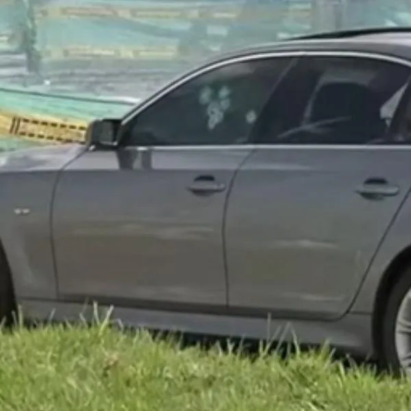 Policía confirma causa de muerte del niño de 14 años hallado muerto junto a su padre en el norte de Bogotá, en carro BMW atacado por sicarios.