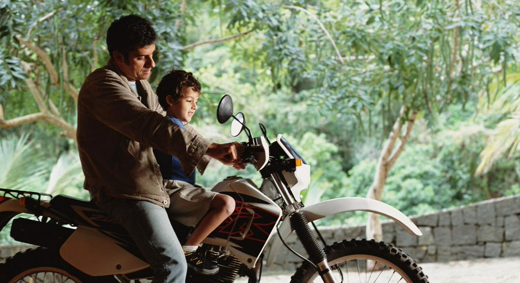 Cuál es la edad mínima para llevar a un niño en moto?