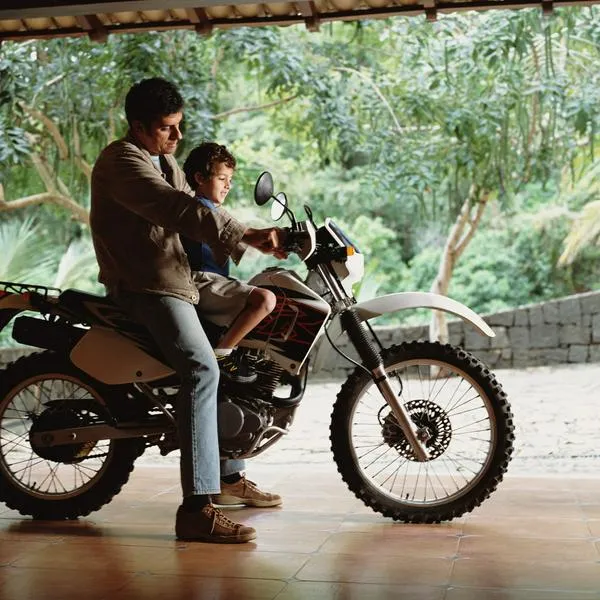 Llevar menores de 10 años en moto puede darle una sanción económica. 