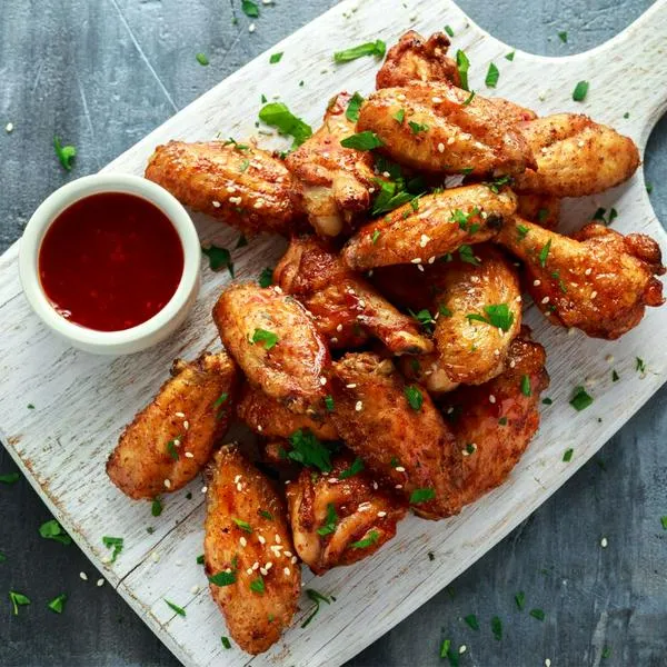 Cómo hacer alitas BBQ caseras: ingredientes y receta fácil y rápida; paso a paso para disfrutarlas sin tener que salir de casa.