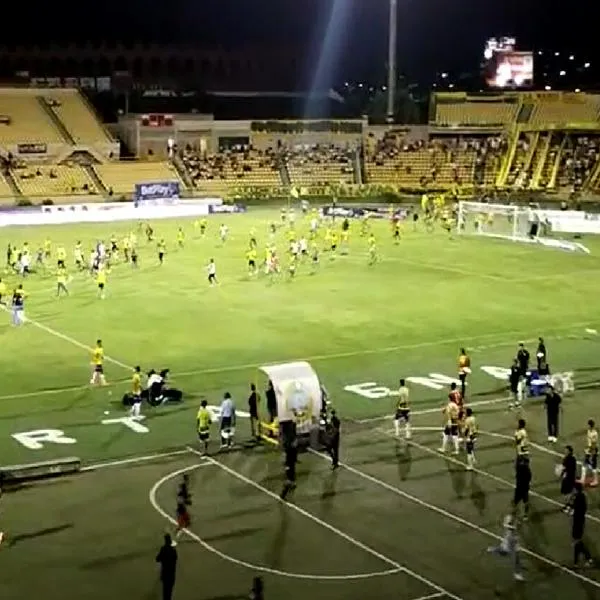Momento en el que hinchas del Real Cartagena se meten al campo del estadio Jaime Morón y golpean a varios jugadores