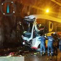 Tres lesionados dejó el choque de un bus y un camión en el túnel vial de Hidroituango.