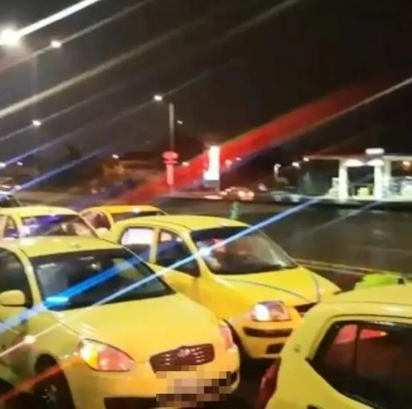 Los taxistas le madrugaron al paro en Bogotá este viernes 27 de octubre y bloquearon varias vías en el sur de la ciudad. Hay varios trancones. 