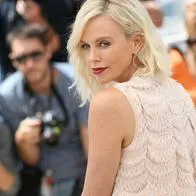 La actriz Charlize Theron luce su tono rubio platinado número 9. 