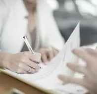 La liquidación es el pago de las prestaciones sociales y la indemnización laboral son casos diferente y se calculan de diferente manera en Colombia.