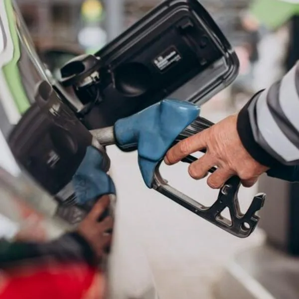 Avisan a conductores que el precio de la gasolina por galón para inicios de 2024 en Colombia rozaría el valor de 16.000 pesos.