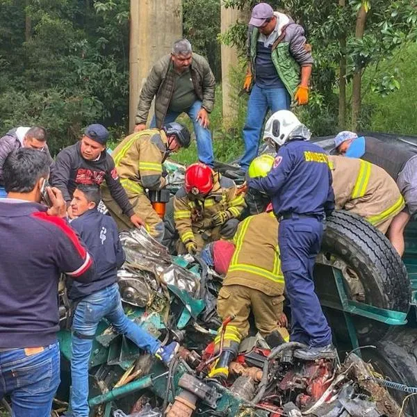 Así fue el rescate del conductor que cayó del Puente de Boyacá hoy, luego de perder el control de la tractomula en la que se desplazaba.