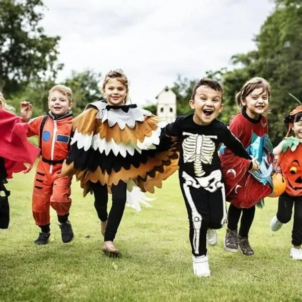 Niños disfrazados. En relación con consumo de dulces en Halloween.