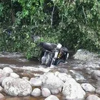 Pareja de abuelos cayó a un abismo en plena carretera por esquivar un carro