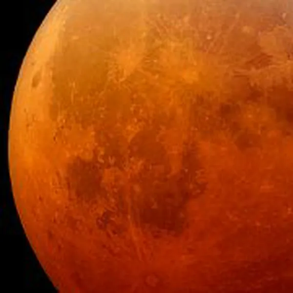 Eclipse luna en el que la luna se ve roja y Nasa dice que es por dispersión de Rayleigh.