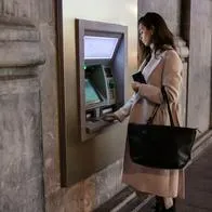 ¿Es posible retirar dinero del cajero sin tarjeta? Estos bancos lo permiten.