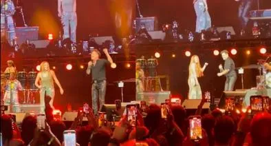 Shakira le dio tremenda sorpresa a Carlos Vives en Miami; desató la locura en concierto al llegar al escenario cuando sonaba 'La bicicleta'.
