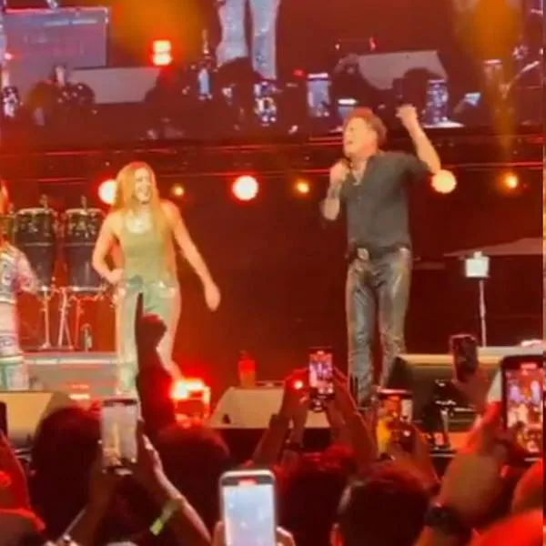 Shakira le dio tremenda sorpresa a Carlos Vives en Miami; desató la locura en concierto al llegar al escenario cuando sonaba 'La bicicleta'.